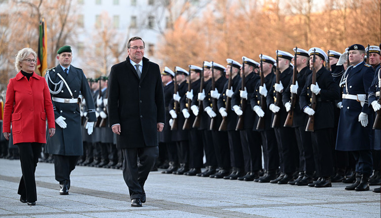 Almanya’nın yeni Savunma Bakanı göreve başladı
