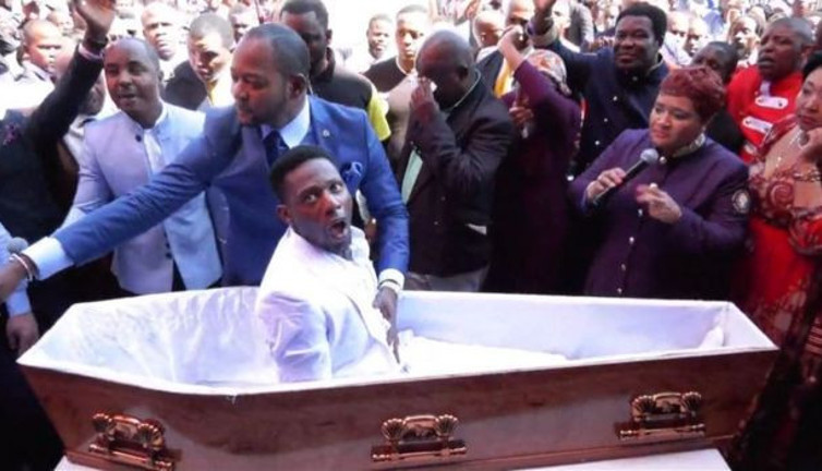 'Ölüyü diriltme' gösterisi. Sahtekar papazın Güney Afrika'daki gösterisi olay oldu