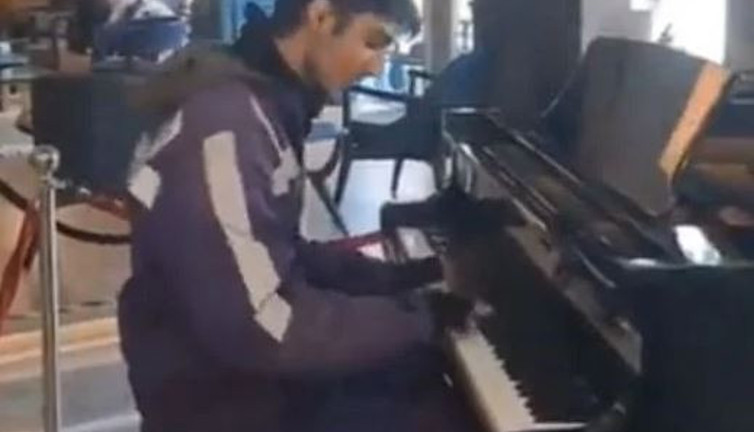 Google’dan piyano çalan kuryeye destek. Türkiye'de gündem olmuştu