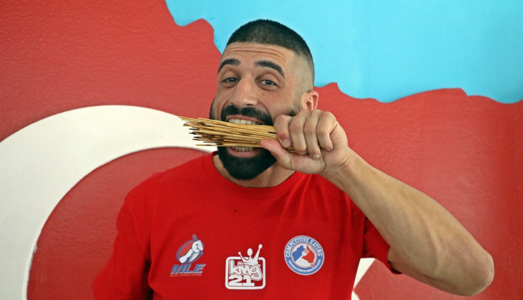 18 dakikada 550 çöp şiş yedi, rakibi bile şaşkınlıkla izledi. Rekortmene ızgara yetişemedi