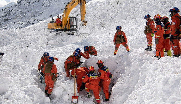 Çığ otoyola çığ düştü: 28 ölü