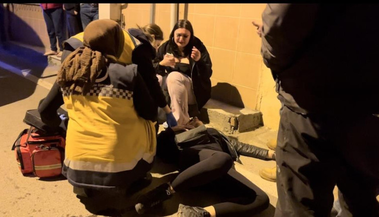 Solist kadını kızının önünde kafasından vurdu