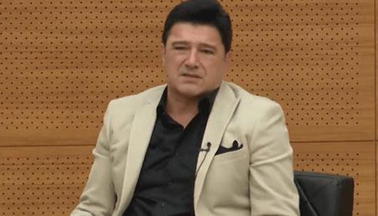 Hakan Ural bakanlıkta konferans verdi. Ünlü filozof ve magazin felsefecisi Ural 'Bizim adımız yalaka' dedi