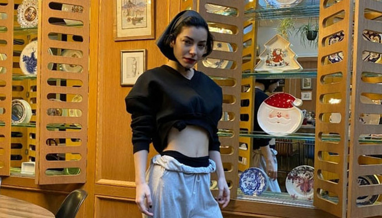 Merve Boluğur 'böyle de giyilmez' dedirtti