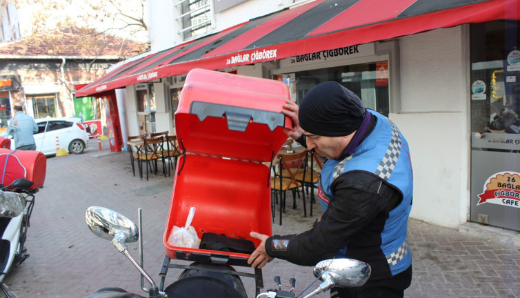 Kuryelerin taşıdığı yemek siparişleri çalınıyor. 'Ekonomi iyi' diyenler utansın