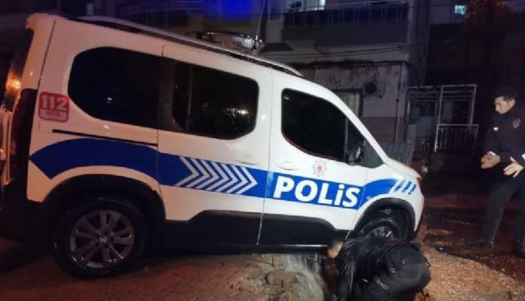 Polis aracı çöken yolun içine düştü