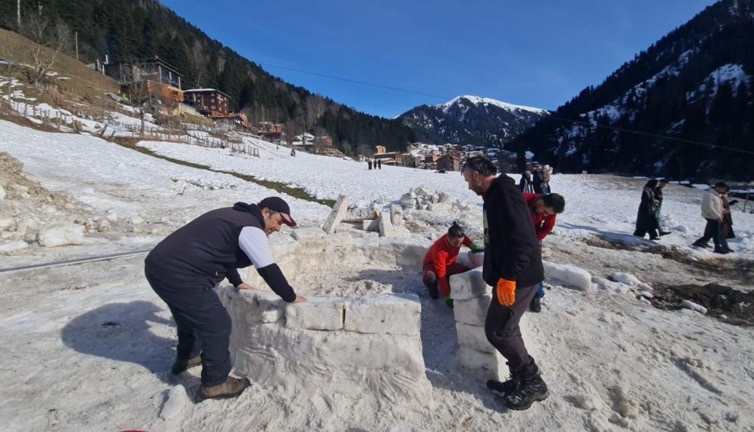 Rize'de kamyonlarla kar sevkiyatı