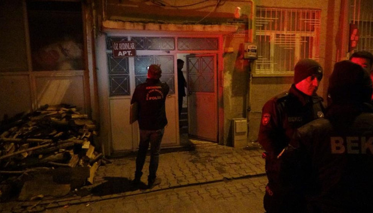 Genç kadın tabancayla kendini vurdu