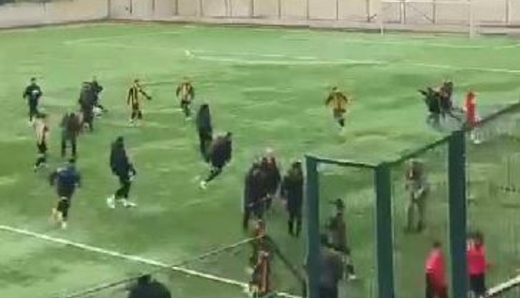 Holiganlar sahaya girdi futbolculara dövdü