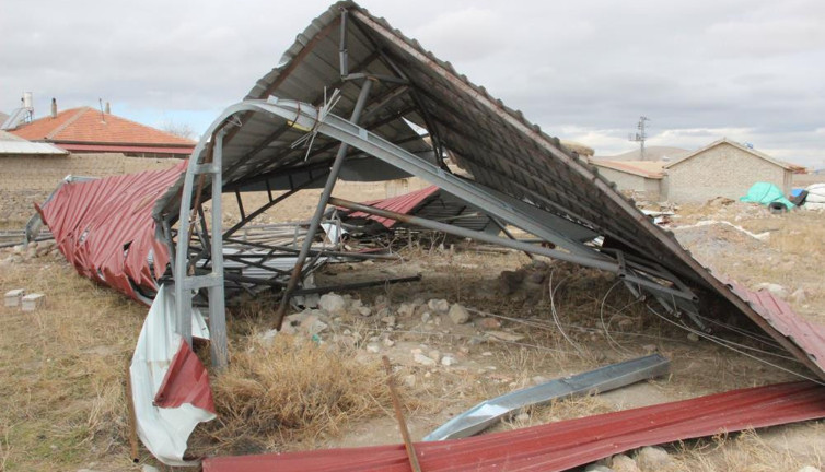 Fırtına çatıları uçurdu direkleri eğdi