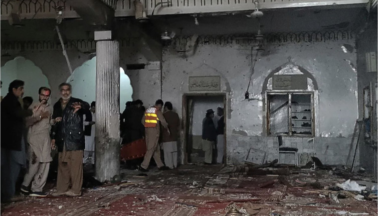 Pakistan'da canlı bomba camide kendini patlattı. Namazdaki 32 kişi öldü