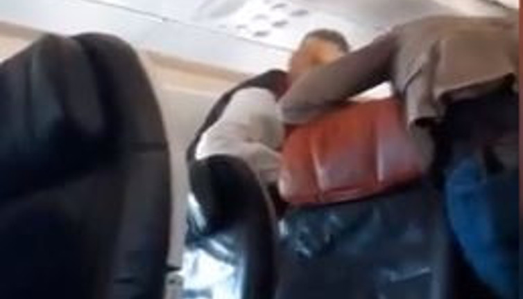 Canan Kaftancıoğlu uçakta fenalaşan yolcuya müdahale etti