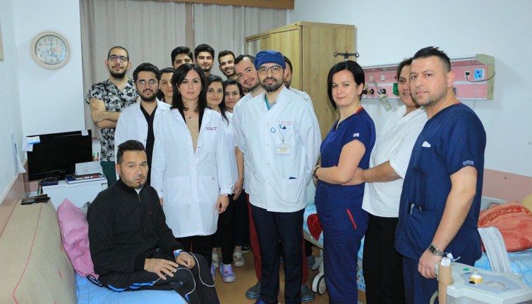 Çenesinden tümör çıkan hastaya kaval kemiğinden çene yaptılar