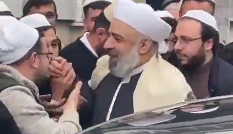 El yüz sürülen tarikat lideri Suriyeli çıktı