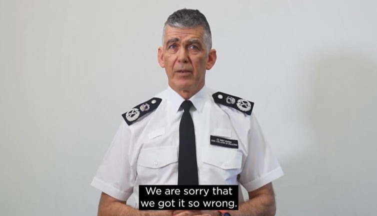 34 yıl sonra kamera karşısına geçti. İngiliz polisi izdihamdan dolayı özür diledi