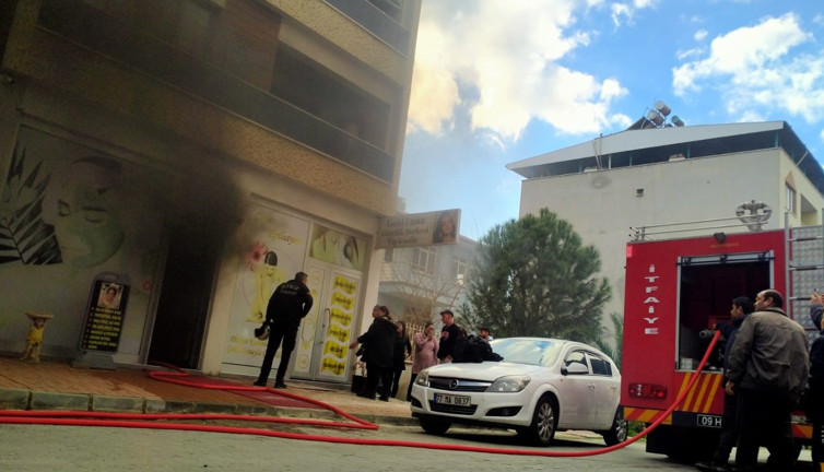 Güzellik merkezinde çıkan yangın panikletti