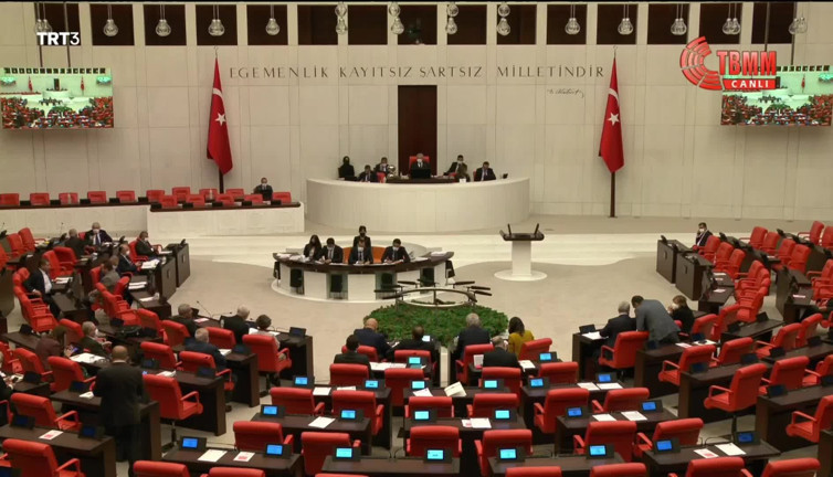 İYİ Parti'nin üniversite öğrencilerine verilen bursların yetersizliği ile ilgili önergesi AKP ve MHP oylarıyla reddedildi