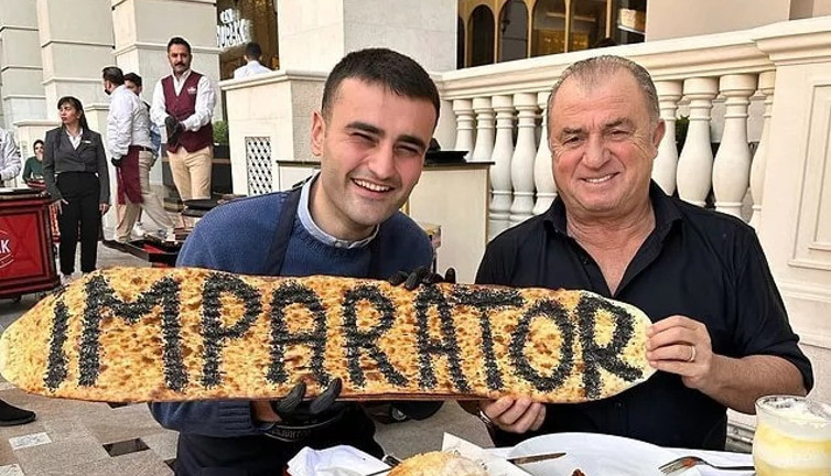 CZN Burak el pençe divan durarak Fatih Terim'i karşıladı: Fenomen aşçının içler acısı hali üzdü