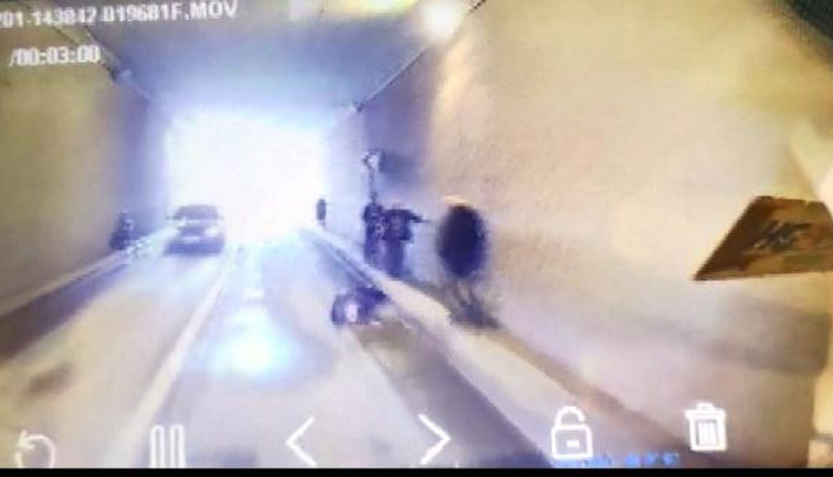 Yasak olan araç alt geçidini kullanan yaya otomobilin önüne düştü