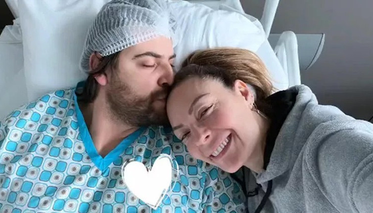 Özge Özder eşi Sinan Güleryüz'ün sağlık durumunu açıkladı. Apar topar ameliyata alınmıştı