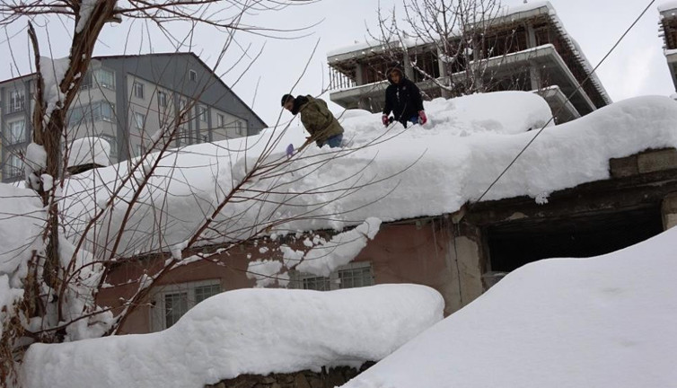 Tek katlı evleri kar yuttu