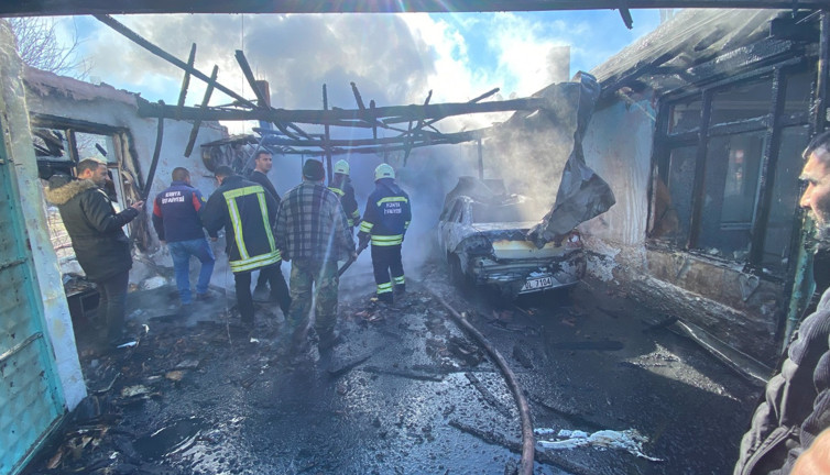 Garajda çıkan yangında otomobil kullanılamaz hale geldi