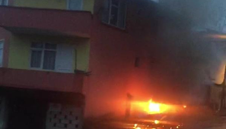 Rize'de park halinde yanan otomobilde sürücü öldü