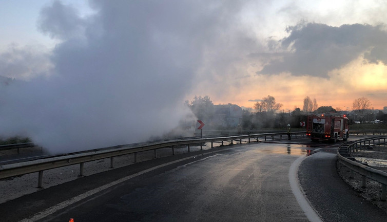 Servis otobüsü seyir halindeyken yanmaya başladı