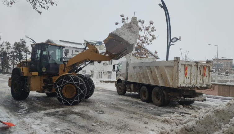 Buz sarkıkları insan boyuna yaklaştı