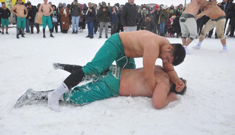 Buz gibi havada soyunup güreş tuttular