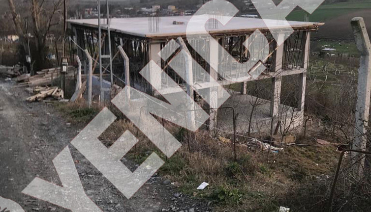 Kanal İstanbul manzaralı 100’den fazla hissedarı olan tarlada kaçak inşaat. AKP’li belediye bu yapıyı neden yıkmıyor