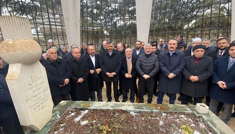 Devlet erkanı yine hain İskilipli Atıf'ın mezarında. Valisi, Milletvekili, Belediye Başkanı, rektörü önde durma yarışına girdi