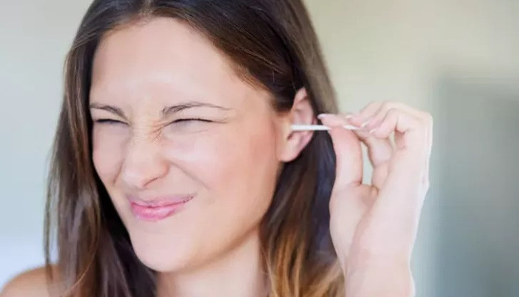 Felç olmak istemiyorsanız kulağınıza bu eziyeti çektirmeyin