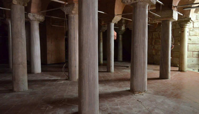 Vakıflar'a ait tarihi yapı sahibinden kiralık