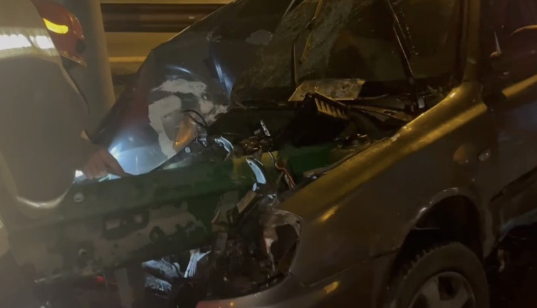 Bursa’da kontrolden çıkan otomobil bariyerlere saplandı: 5 yaralı