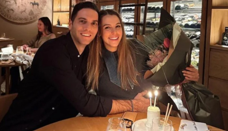 Aslışah Alkoçlar evlilik yıl dönümünü paylaştı .Pastanın üzerine yazdırdığı yazı olay oldu