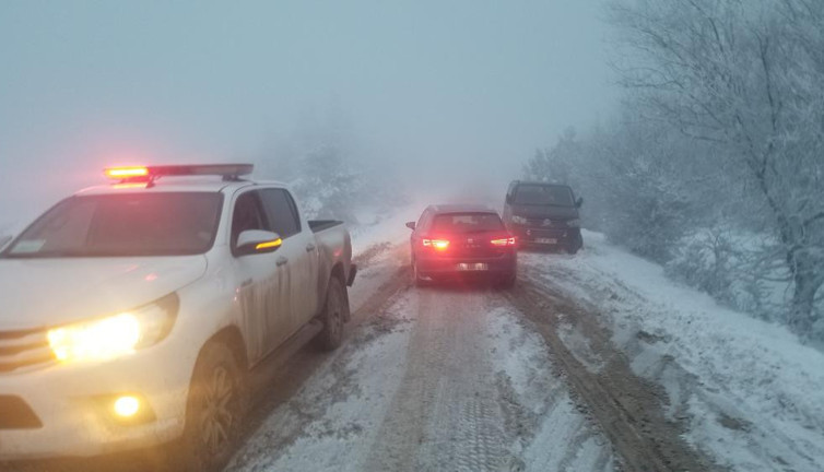 AFAD İzmir'de karda mahsur kalan 5 kişiyi arıyor