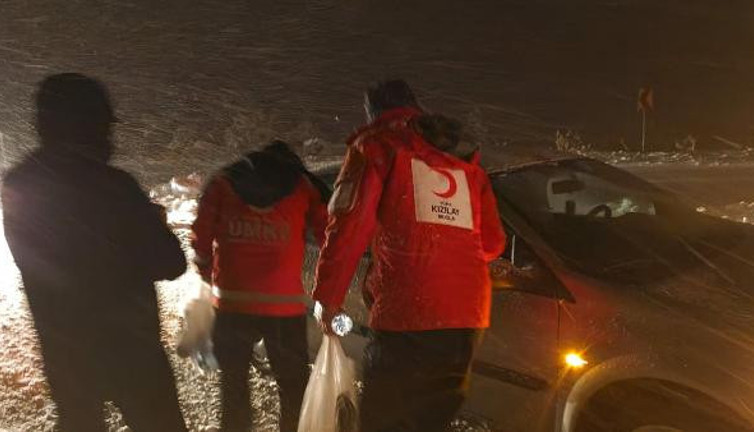 Muğla'da yolda mahsur kalanlara kumanya dağıtıldı