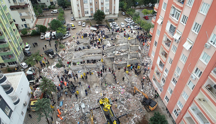 Flaş... Flaş... Depremde can kaybı sayısı 1121’e yükseldi