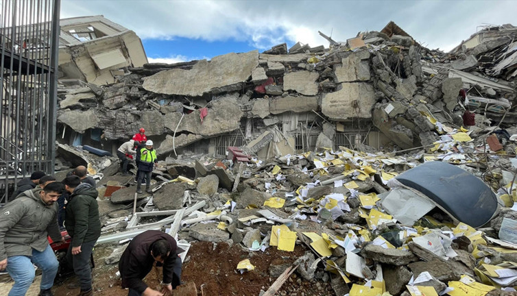 Fuat Oktay’ın deprem açıklamasına tepki yağdı. 'İskenderun Hastanesi eski bir binaydı, yeni binalarımızda hamdolsun hiçbir şey yok' dedi