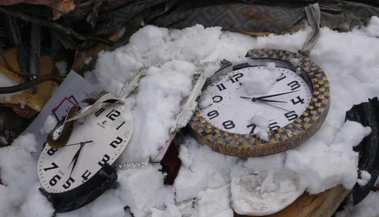 Enkazdaki saat 04.17'de durmuş