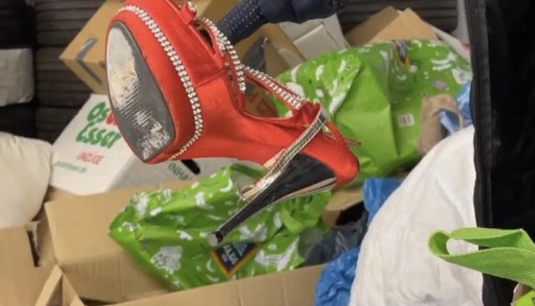 Deprem bölgesine gönderilecek yardım kolilerinden Kirli don Mayo Terlik Bindallı Topuklu ayakkabı çıktı