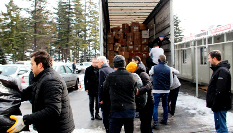 Deprem bölgesine tıbbi ve insani yardım malzemesi