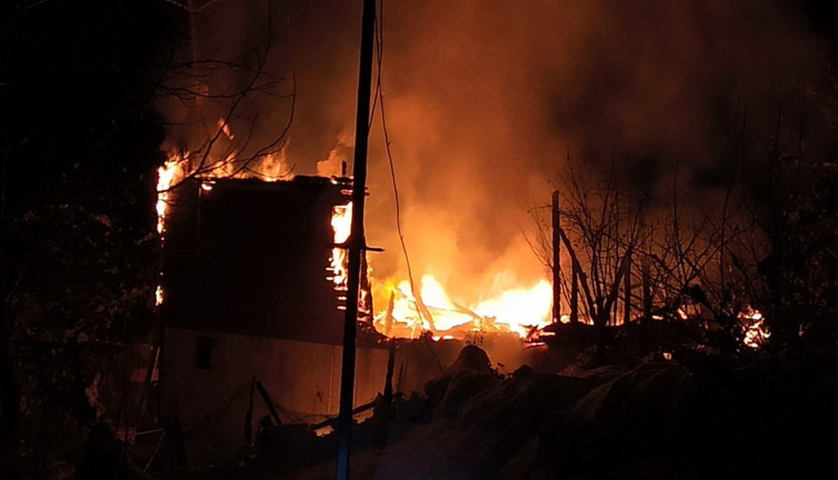 Kastamonu’da iki katlı ahşap ev yangında kullanılamaz hale geldi