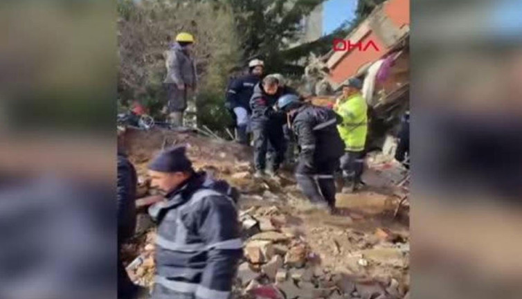 Adıyaman’daki enkazdan 27 yaşındaki Gizem Nur Özkan sağ çıkarıldı