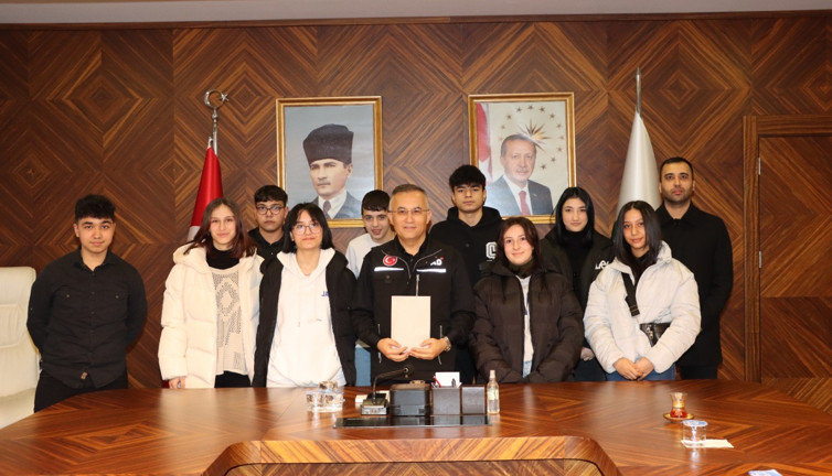 7 yaşındaki çocuk depremzedeler için kumbarasını bağışladı