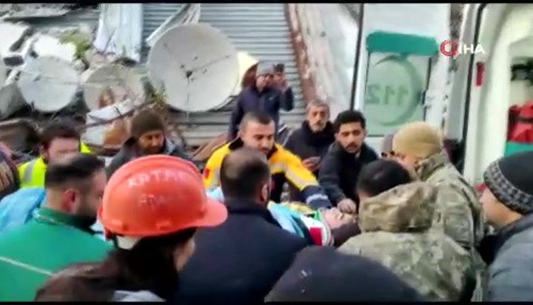 12 yaşındaki Ege, 62 saat sonra enkazdan böyle kurtarıldı