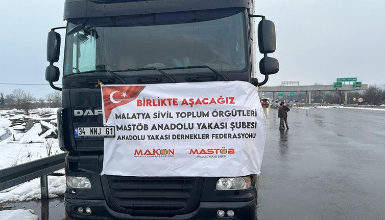 Deprem bölgesine yardım götüren tır sürücüsü hayatını kaybetti