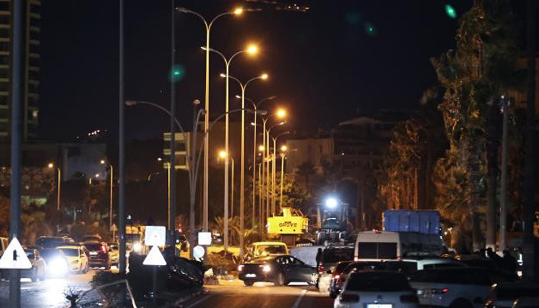 Afet bölgesindeki sokak lambalarına elektrik verilmeye başlandı