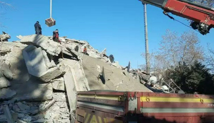 Vinçle Kur’an kursunun kasasını ‘kurtardılar’. İnsanlar enkaz altında yardım beklerken